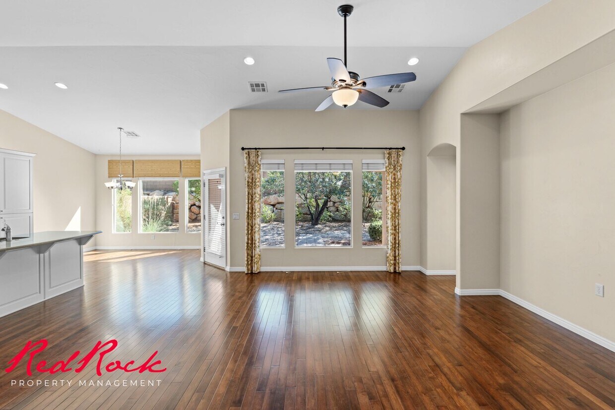 Foto principal - Sun River 2 Bedroom Home with Bonus Den! F...