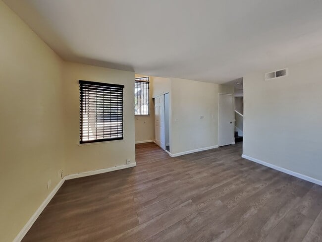 Building Photo - 2/1 Oakland Condo Near Zoo!