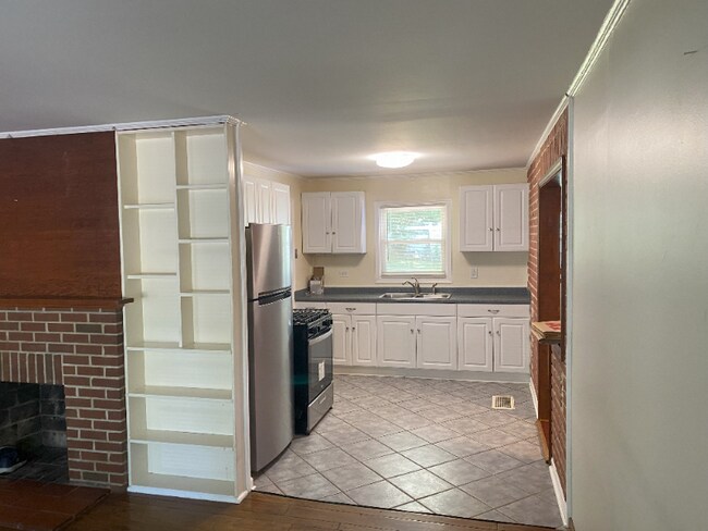 Building Photo - 302 Meota St