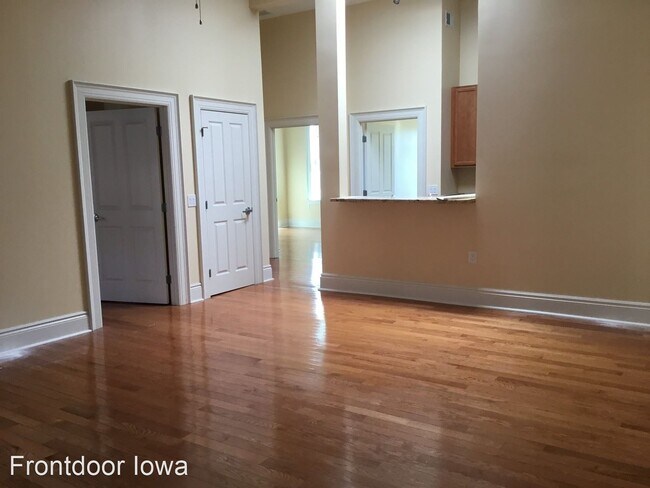 Building Photo - 401 W River Dr