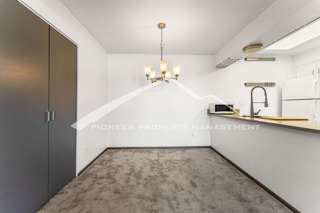 Building Photo - Charming condo with Central AC and Reserve...