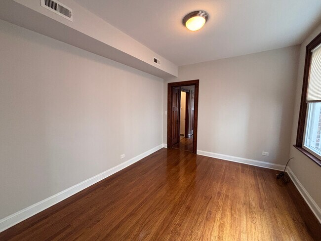 Foto del edificio - 3054 N Milwaukee Ave