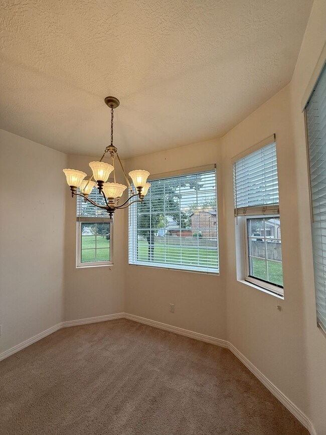 Foto del edificio - Charming 2-Bedroom Bottom-Unit Townhome wi...