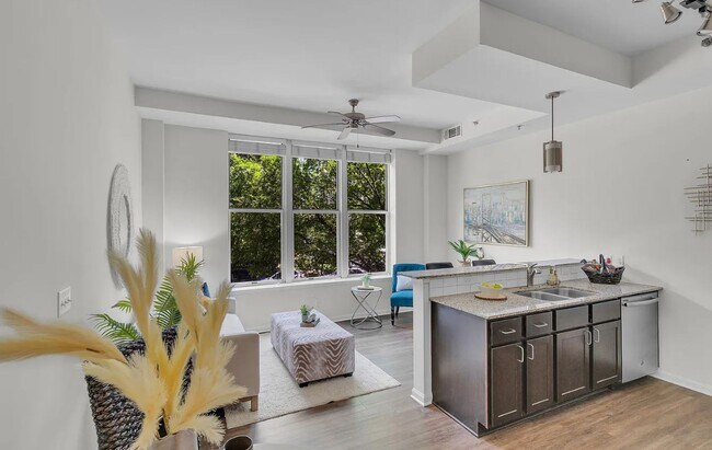 Foto del edificio - FULLY FURNISHED CONDO