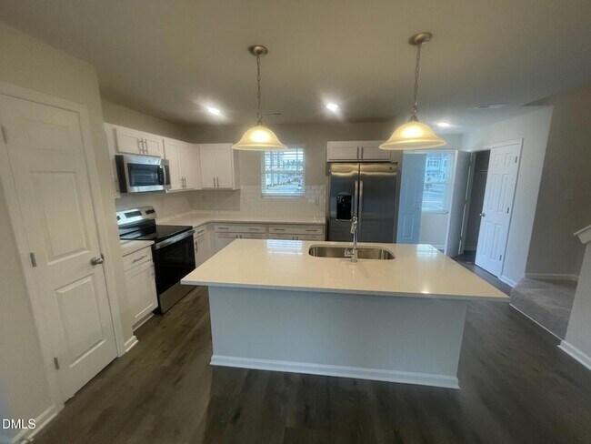 Building Photo - 1002 Peony Ln