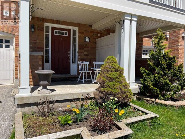 Building Photo - 877 Willingdon Crescent
