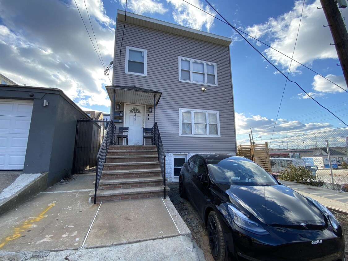 Foto principal - 215 Lincoln St