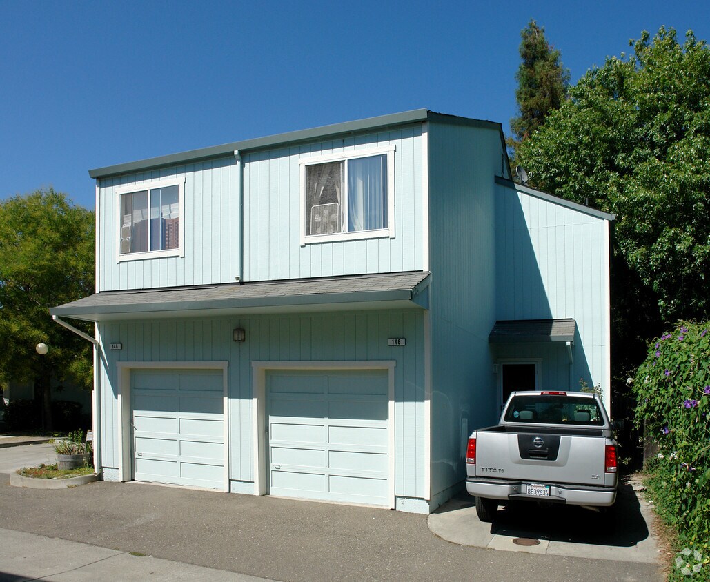 Building Photo - 146 3rd St