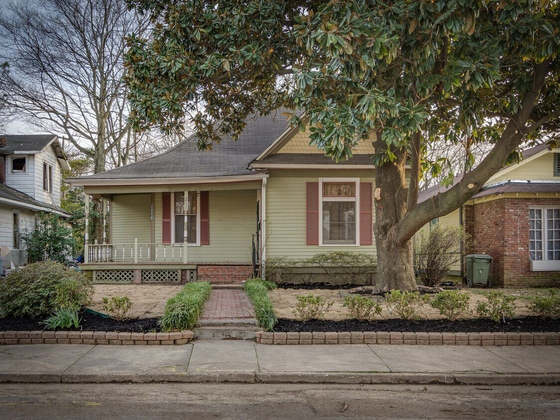 Foto principal - Look & Lease Special! 3BR/1B Home in GREAT...