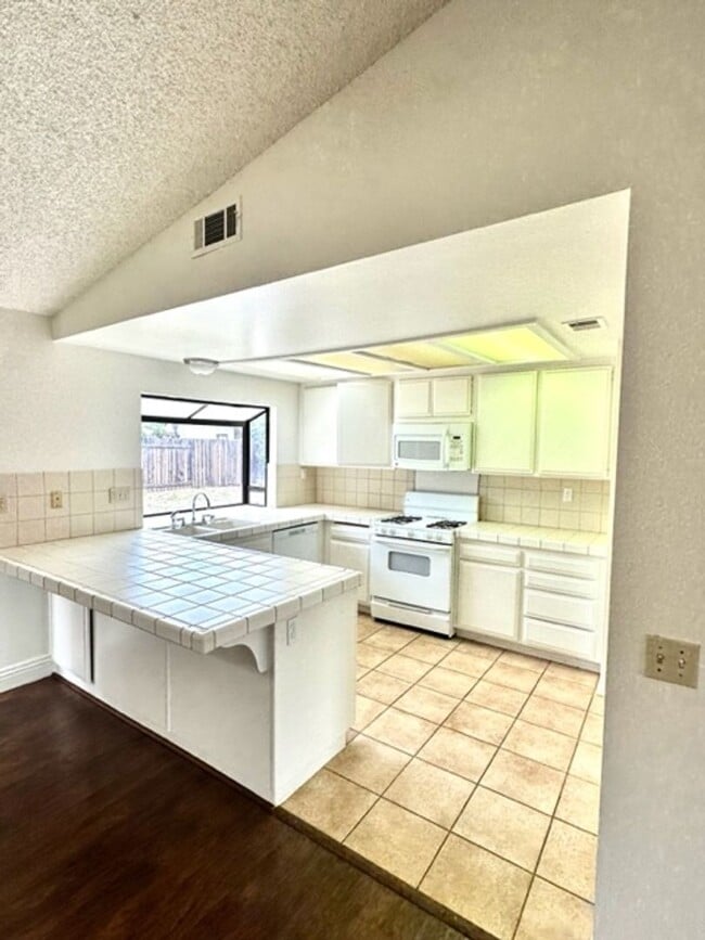 Building Photo - Charming Home in Miramonte