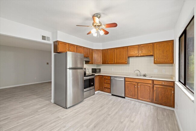 Building Photo - Bright & Updated 2 Bed Rental – Move-In Re...