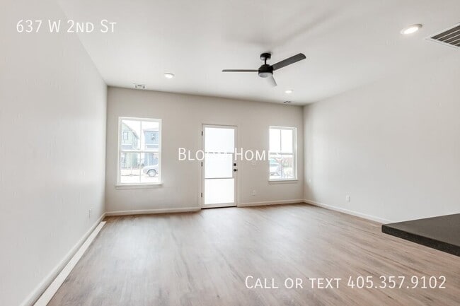 Building Photo - 637 W 2nd St