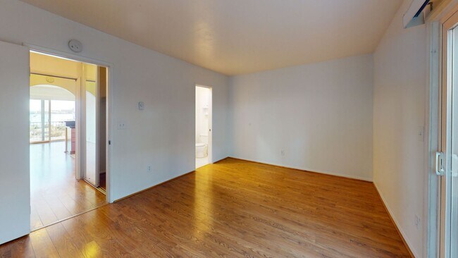 Foto del edificio - Gorgeous bay views | 1-bedroom condo