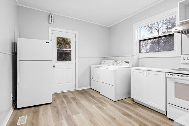 Building Photo - 2 Bed 1 Bath - 238 Notre Dame de Lile - 1 Month Free!