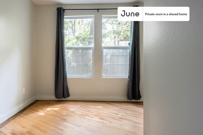 Foto del edificio - Private bedroom in 3 bed/2 bath Home