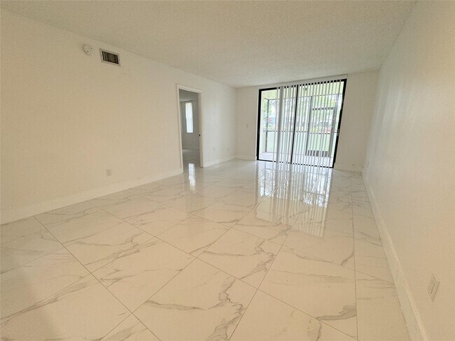 Foto del edificio - 6800 Cypress Rd