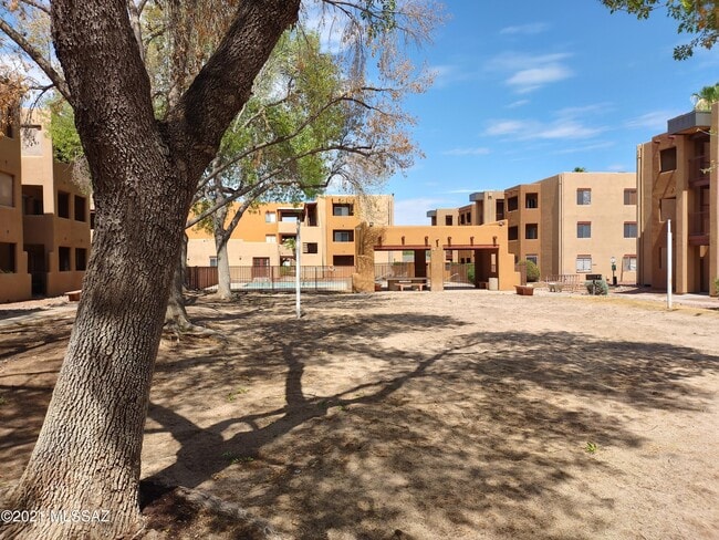 Building Photo - 1810 E Blacklidge Dr