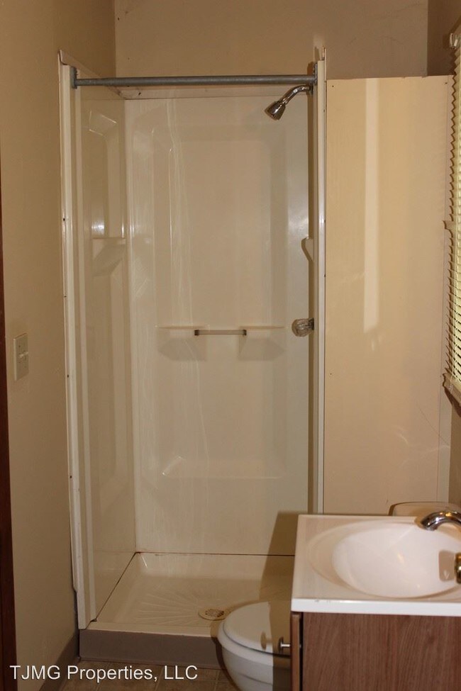 Building Photo - 5 br, 2 bath Room For Rent - 726 Euclid Ave