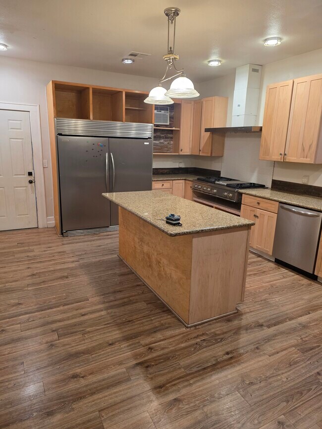 Refrigerador/congelador de tamaño comercial grande incluido - 2508 6th St