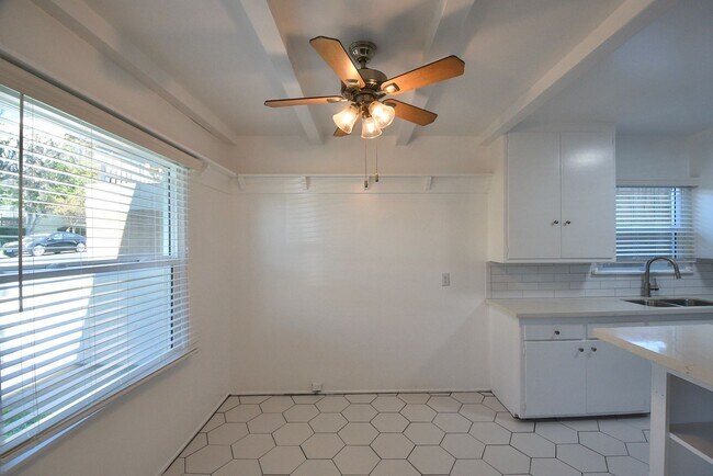 Foto del edificio - 5220 Radford Ave