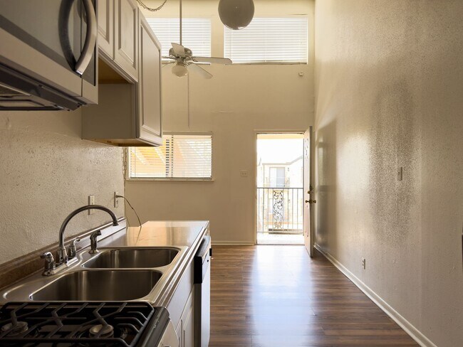 Foto del edificio - 1010 W 23rd St