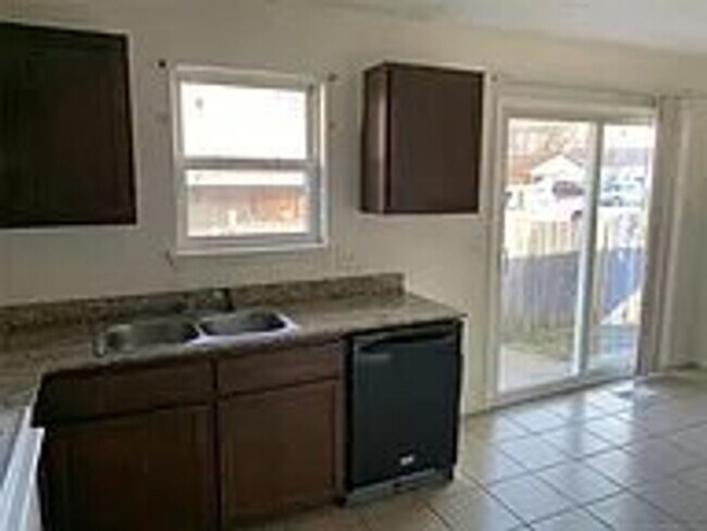 Building Photo - E 11th Ct Duplex
