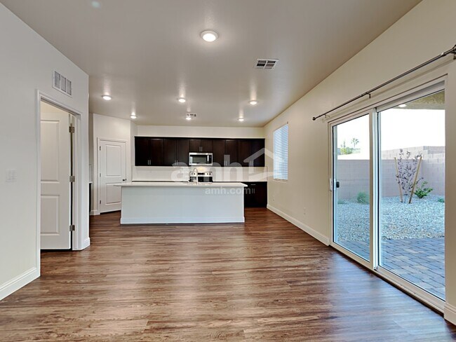 Foto del edificio - 724 Terrain Star Ave