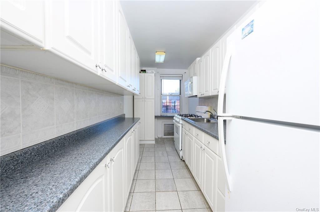 Primary Photo - 3 Sadore Ln
