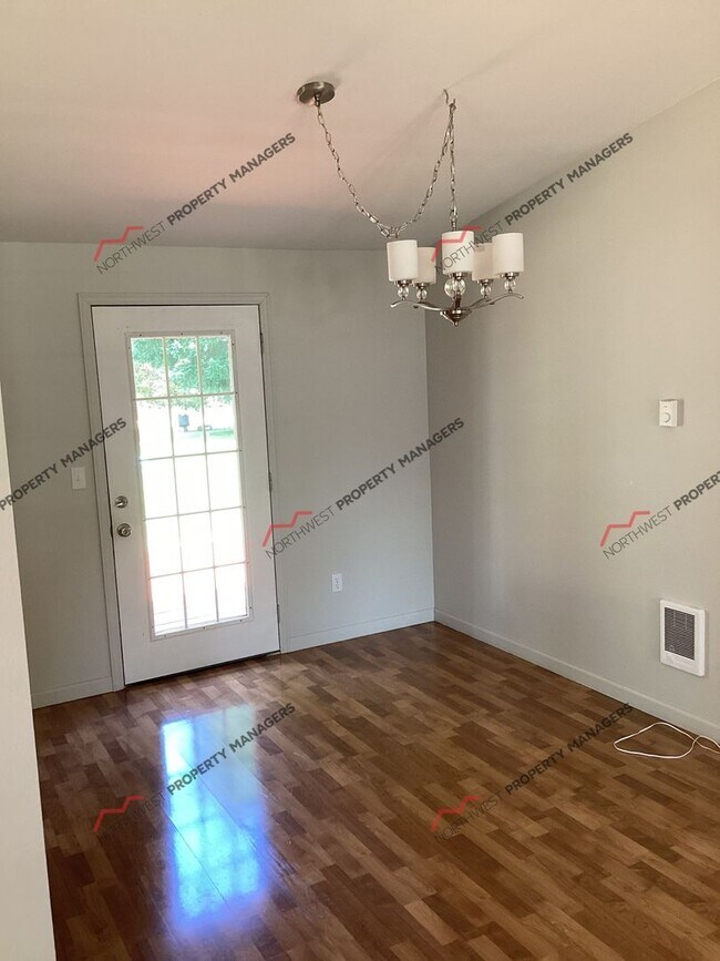 Foto del edificio - STATUS: AVAILABLE | R161 | $2495