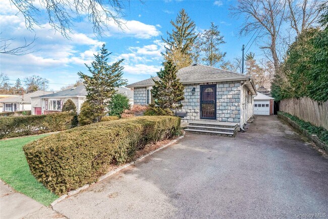 Building Photo - 45 21 Iris Ln