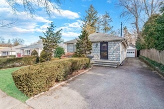 Building Photo - 45 21 Iris Ln