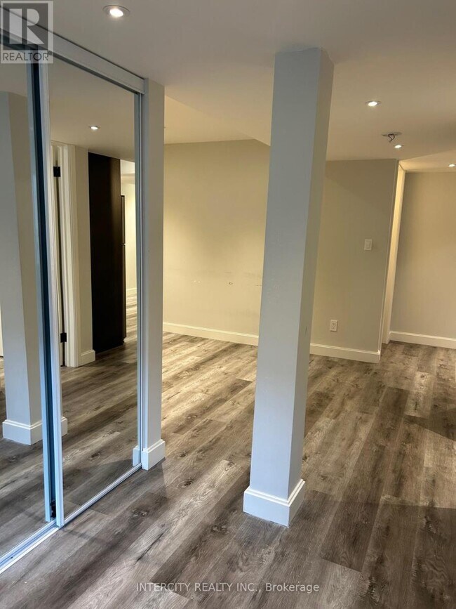 Photo du bâtiment - 10 Hopkins Cres