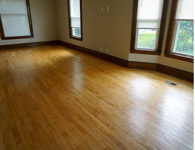 Building Photo - Affordable five bedroom house close to U o...