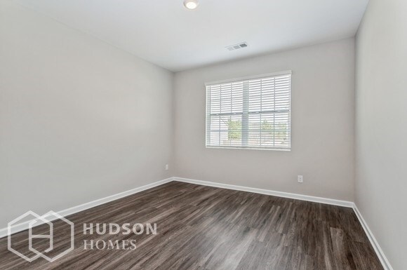 Foto del edificio - NOW AVAILABLE! - 413 Huntleigh Shores Ln, ...