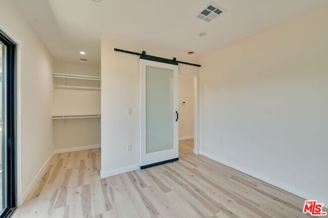 Foto del edificio - 843 Westbourne Dr