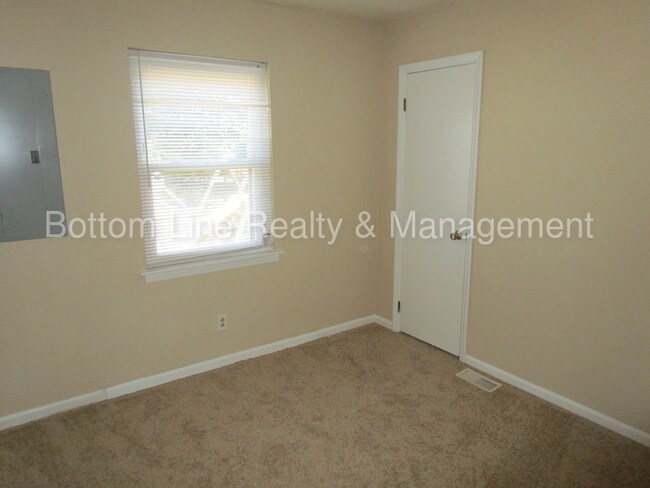 Building Photo - 107 Greentree Dr