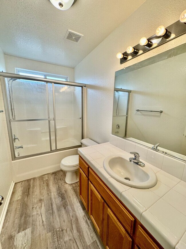 Foto del edificio - REDUCED!!  Beautiful Newly Remodeled Home located in a Court!