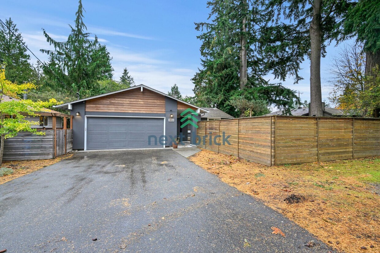 Foto principal - 3 BED & 2 BATH SINGLE FAMILY HOUSE WITH A ...