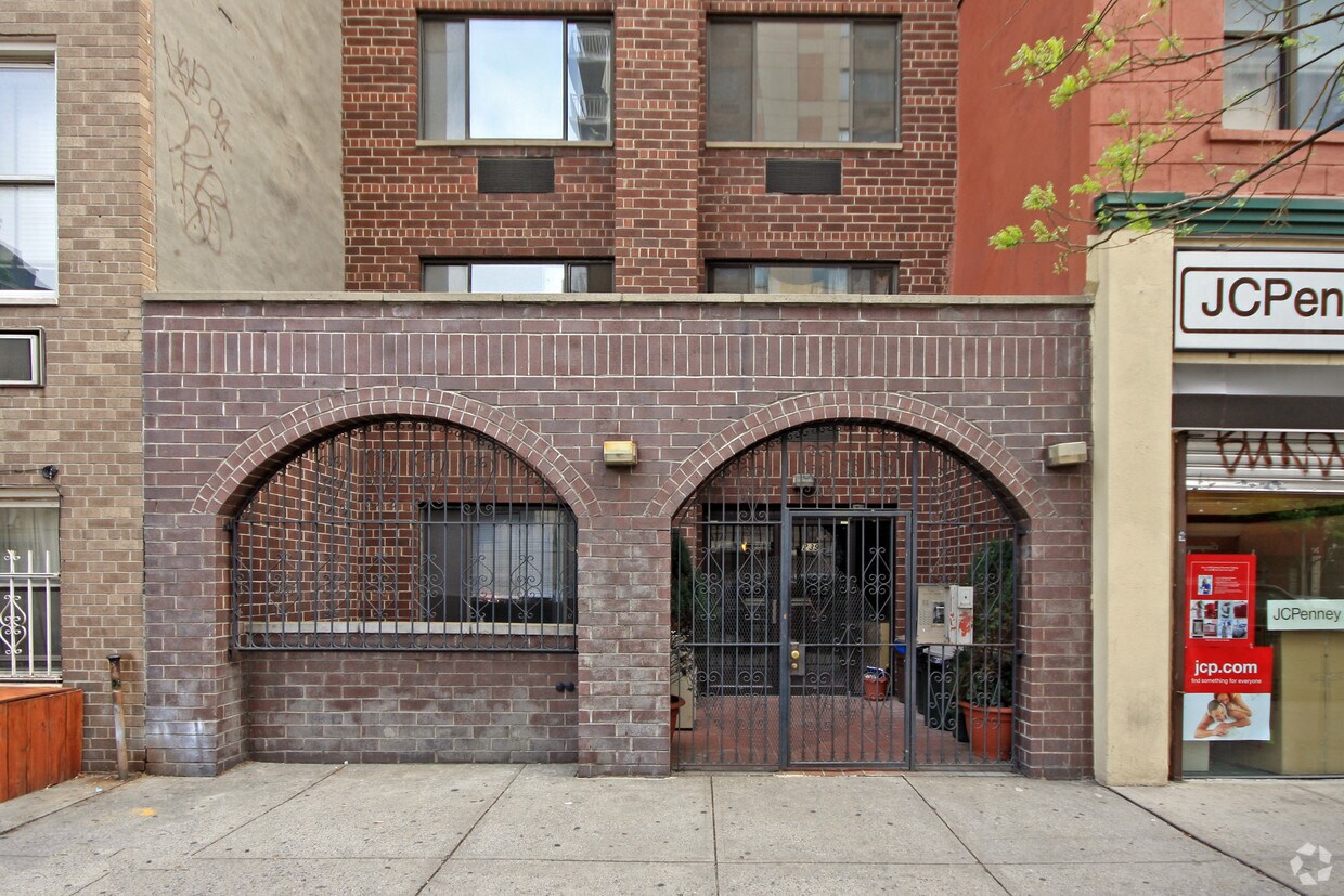 Building Photo - 239 E 10th St