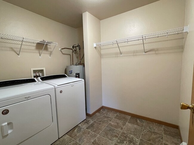 Building Photo - Noblemen Crossing