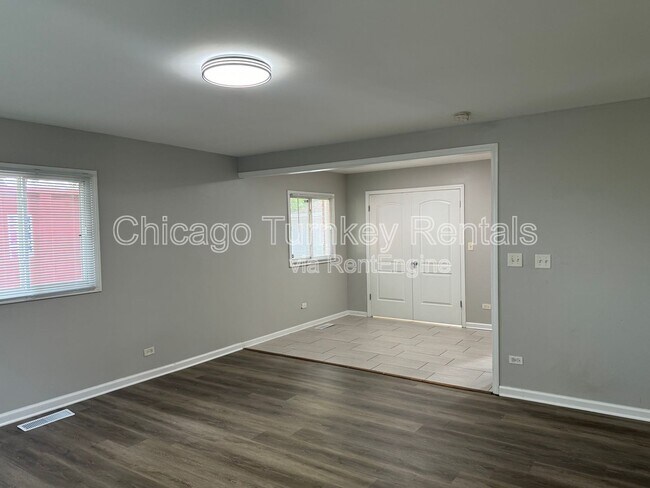Building Photo - 15444 Albany Ave