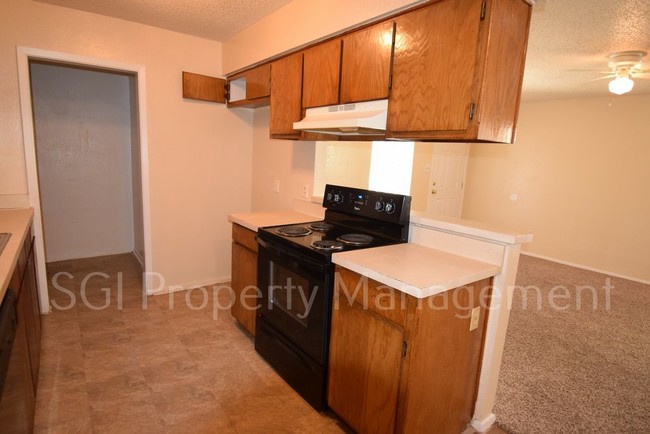 Foto del edificio - 2 Bed 2 Bath DUPLEX Ready for Move in