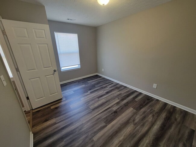 Building Photo - 6001 Yosemite Dr 4BR/2.5BA (Cincinnati)