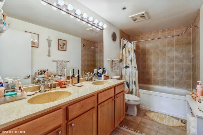 Foto del edificio - 836 W 15th Pl