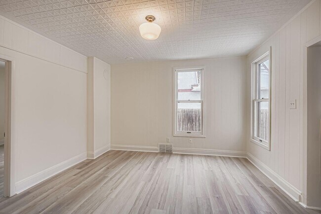 Foto del edificio - 84 Isabel St W