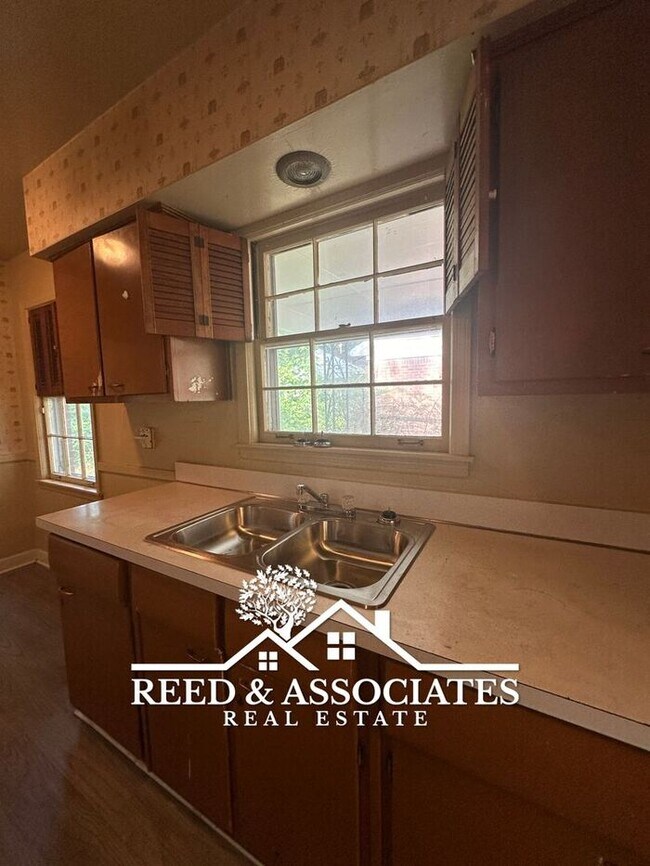 Building Photo - 3BR - SHERWOOD -FOREST AREA