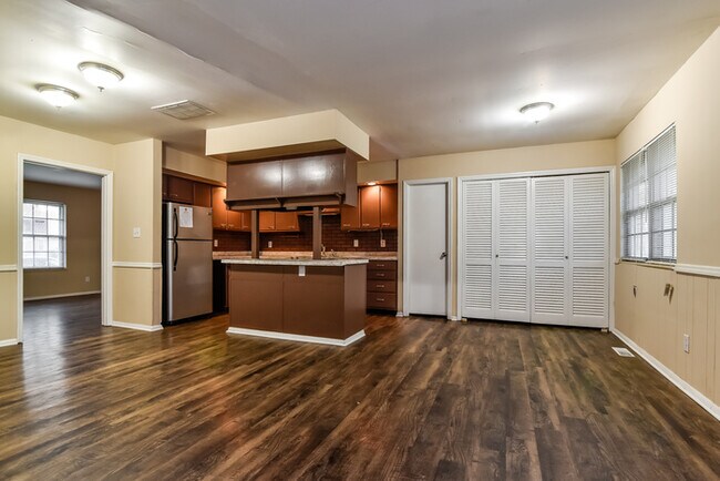 Foto del edificio - 3232 Bluebell Ln