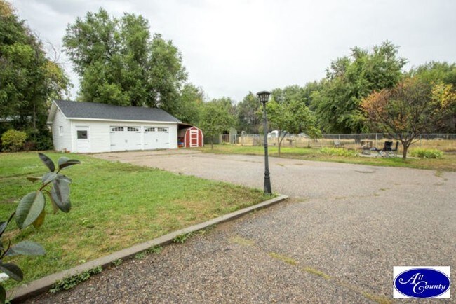 Building Photo - 550 S Summit View Dr