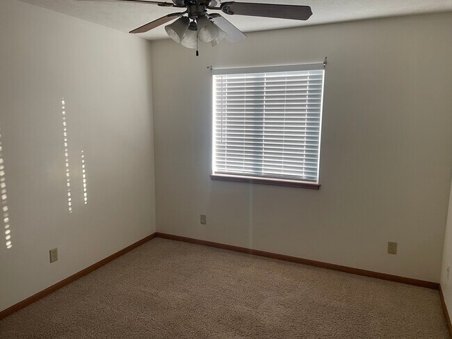 Foto del edificio - 2719 Buttonwood Dr