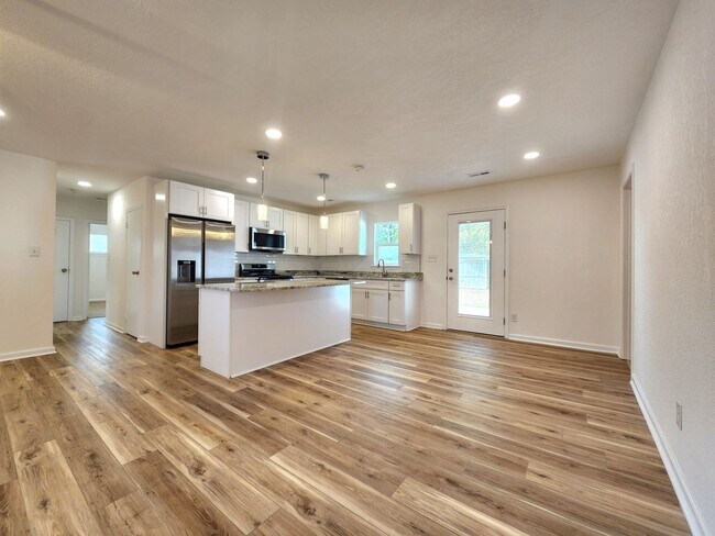 Foto del edificio - Completely Remodeled 4 Bedroom Ranch in Larrymore Acres